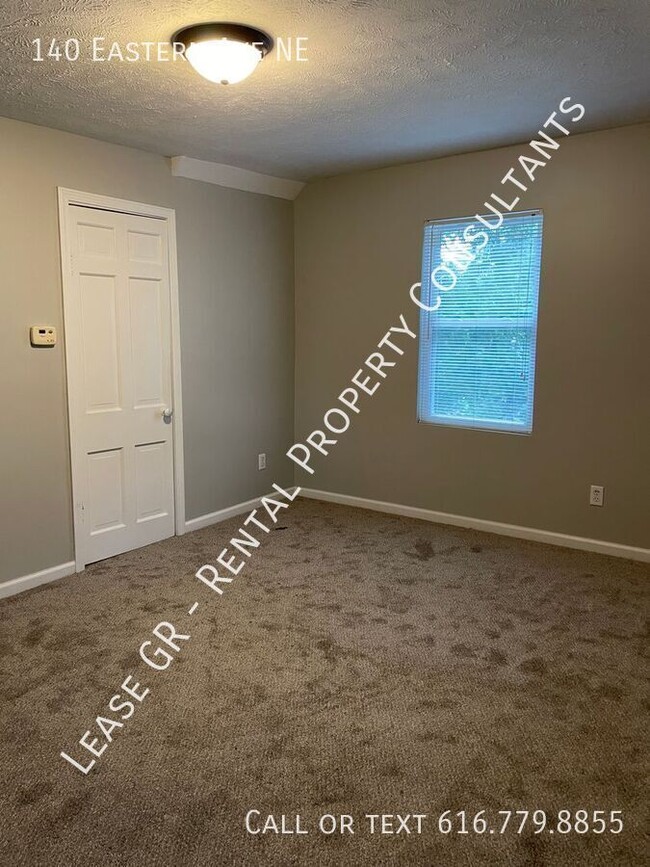 Building Photo - Recently Updated - Upper One Bedroom with ...