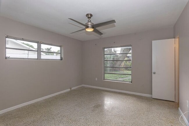 Building Photo - 3 bedroom/ 2 bath with carport