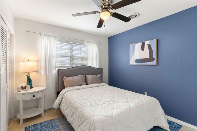 Building Photo - Fabulous 3 bed/ 2 bath Pool Home in South Sarasota ~ Coming March!