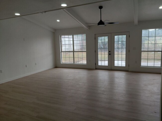 Building Photo - 3/2/2 Newly remodeled home with new appliances, flooring and much more!