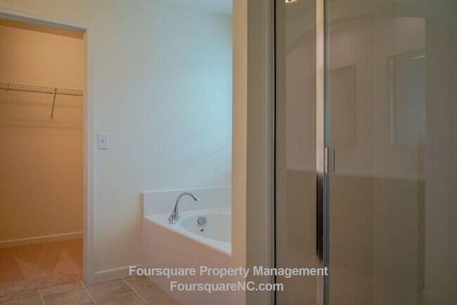 Building Photo - Spacious Single-Family Home with 1st Floor Office, Loft & Fenced Backyard , Includes Washer/Dryer