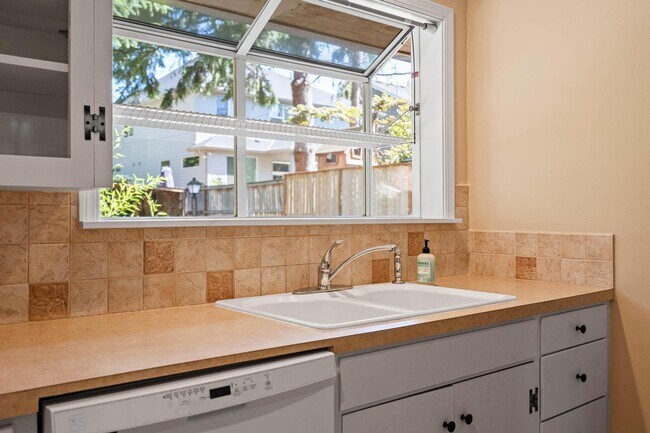 Building Photo - Charming, retro 2-bdrm/2-bath ranch in tranquil setting w/ large family room