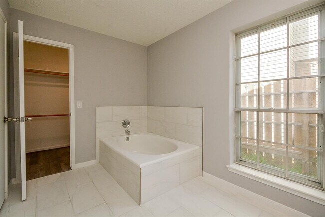 Building Photo - 10302 Tablerock Dr