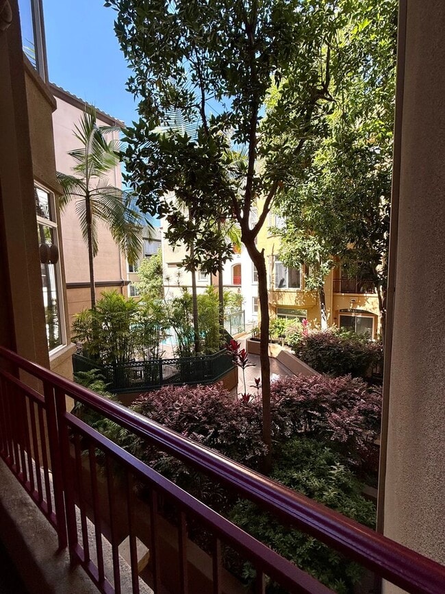 Building Photo - Spacious Bankers Hill Studio | In-Unit Laundry | A/C | Fireplace | Pool & Gym | 6-Month Lease