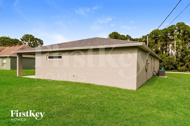 Building Photo - 1480 SW Gadsan Ave