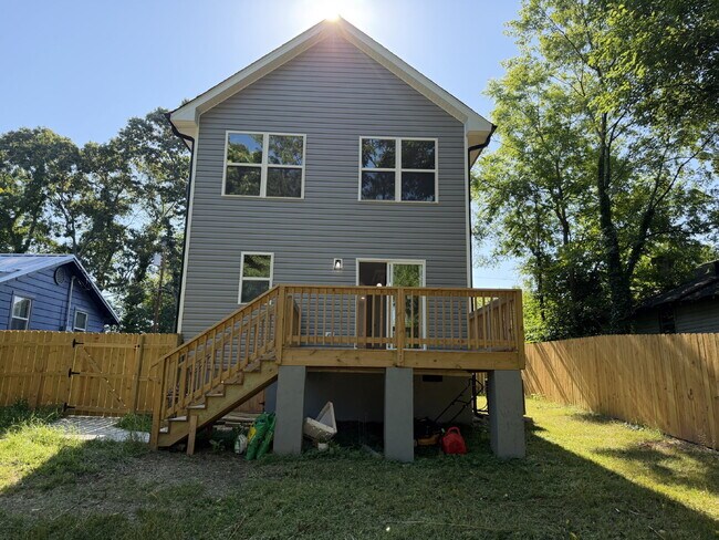 Building Photo - Pet-Friendly Charming 3-Bedroom, 2-Bath Home on Harrison Ave – Your Cozy Retreat Awaits!"
