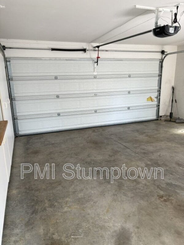 Building Photo - 14375 SE Oregon Trail Dr