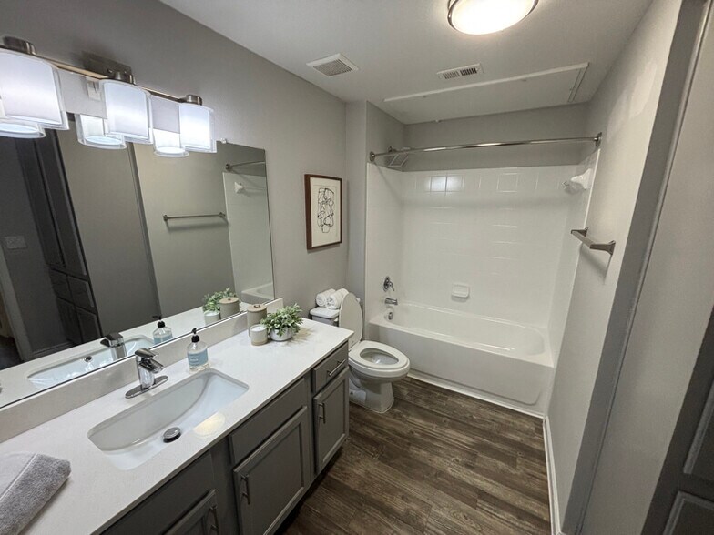 Building Photo - 4925 Cromwell Dr