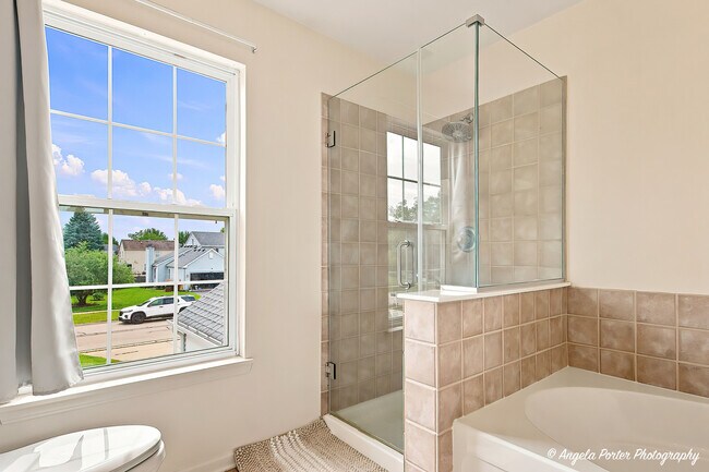 Building Photo - 10570 Wing Pointe Dr