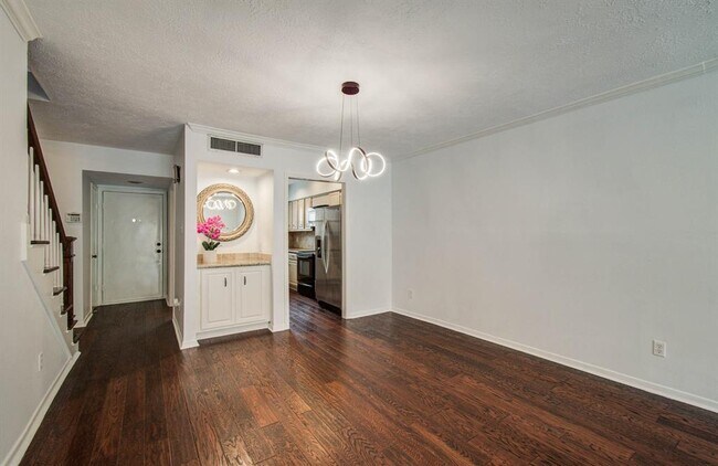 Building Photo - 926 Memorial Village Dr