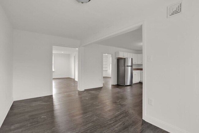 Building Photo - 569 Pleasant St