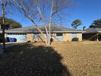 Building Photo - Gorgeous 3 Bedroom Home in University Terrace