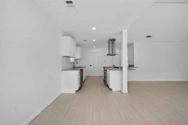 Building Photo - 7635 Dawnridge Dr