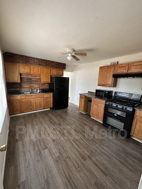 Building Photo - 9724 Dennis Dr