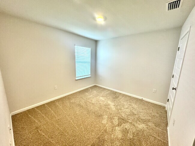 Building Photo - New rental in Brighton Oaks! Conveniently located off Hwy 231, this community conveniently close ...