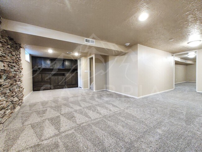 Building Photo - 1637 Paradise Ln