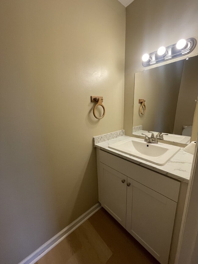Building Photo - 2/1.5 Townhouse, Fenced Backyard, Located ...