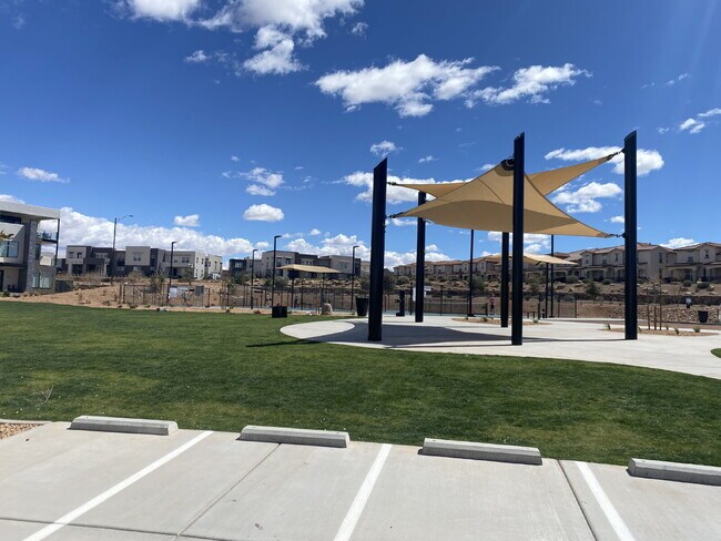 Building Photo - Breathtaking Desert Color 3 bed 2.5 bath townhome for rent!