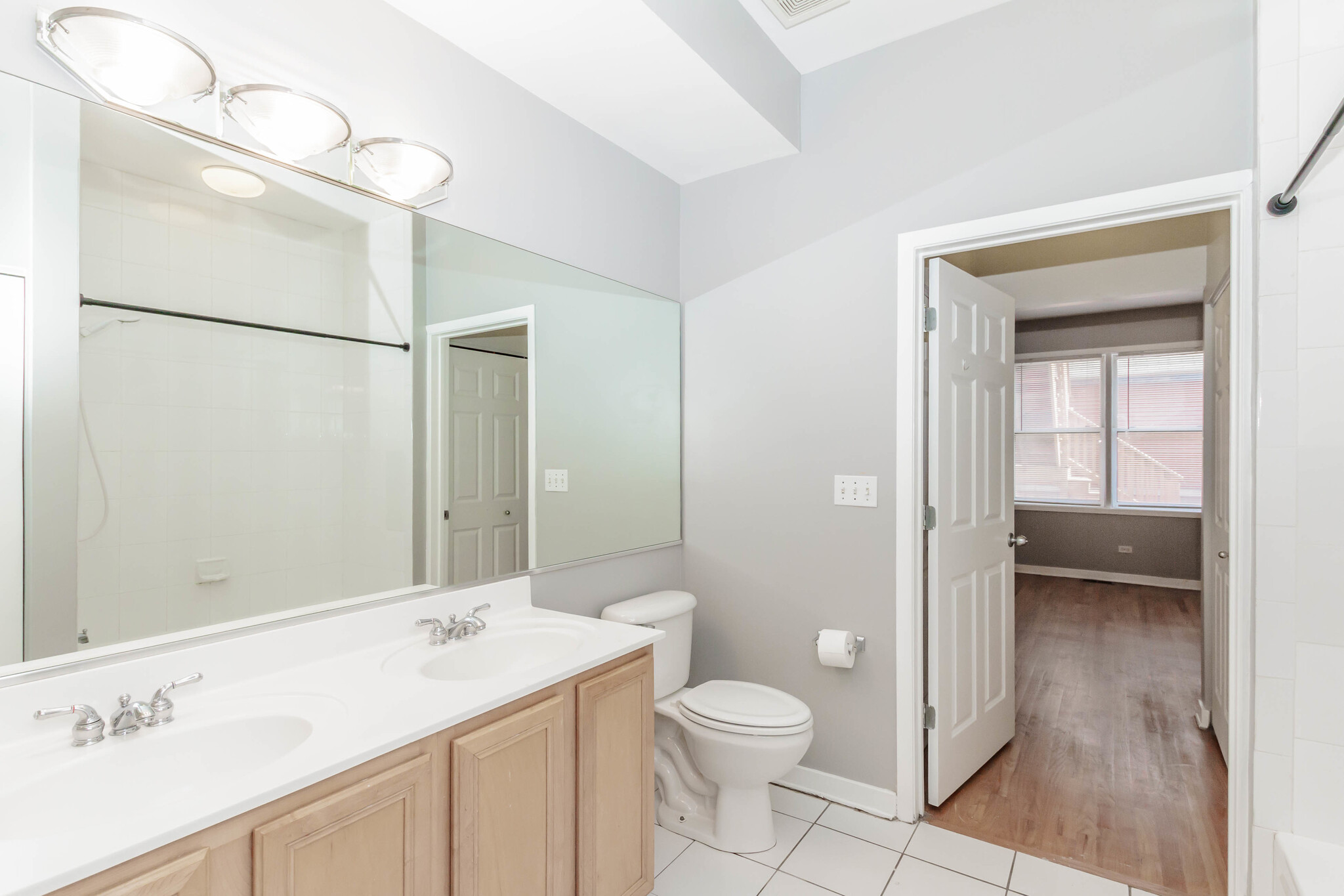 Bathroom - 1443 W Fillmore St