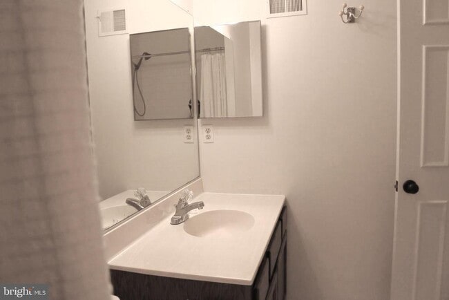 Building Photo - 2113 Kings Mill Ct