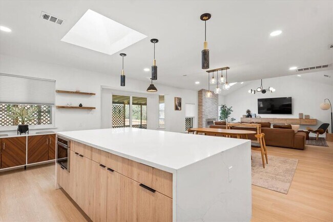 Building Photo - 9005 Balcones Club Dr