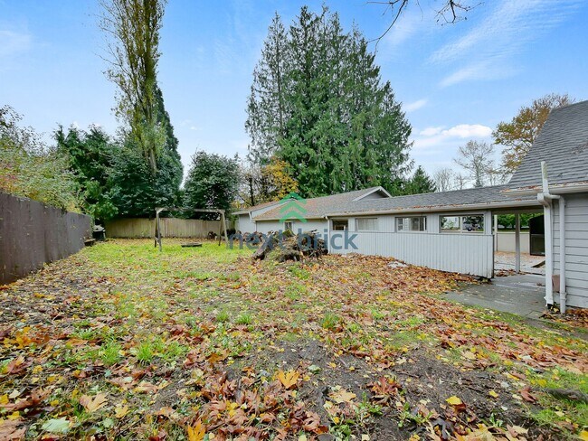 Building Photo - 3 Bed and 1 Bath Single-family Home Availa...