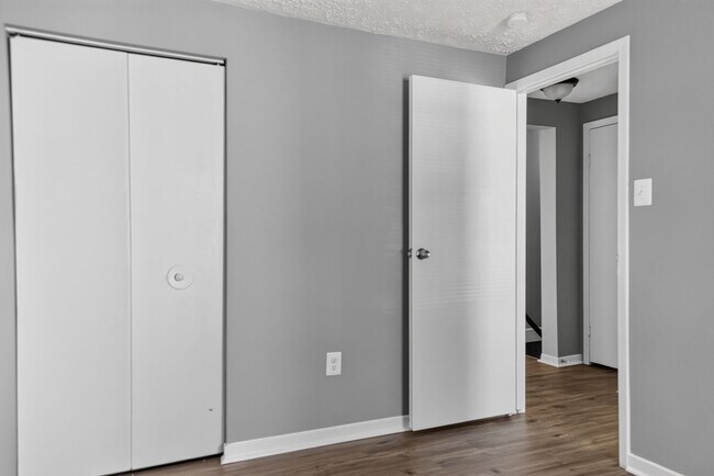 Building Photo - Available Now!  3 Bedroom Townhouse King George