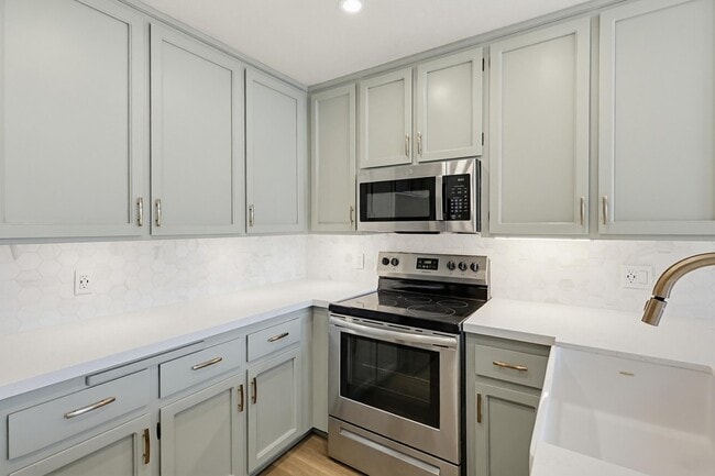 Building Photo - 270 Dahlia Ave