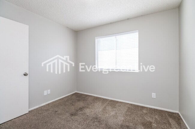 Building Photo - 2110 W Detroit St