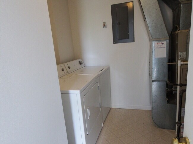 Building Photo - BEAUTIFUL 2 BEDROOM 2 BATH CONDO!