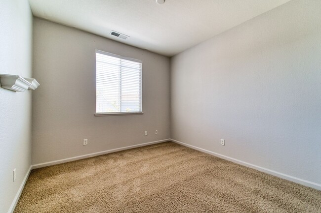 Building Photo - Spacious 4-Bedroom Home with Den – North Y...