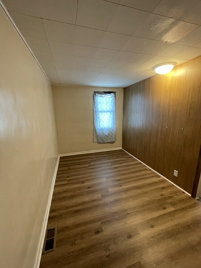 Building Photo - Spacious 3 bedroom with Off street parking!