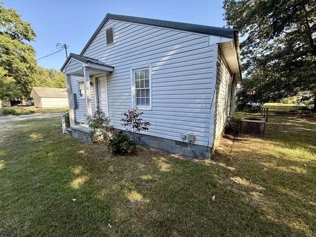 Building Photo - Single Family Ranch 2 Bed