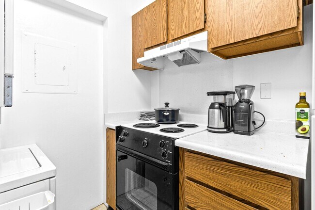 Building Photo - Cute and Newly Upgraded 1/1/1 near Ala Moana
