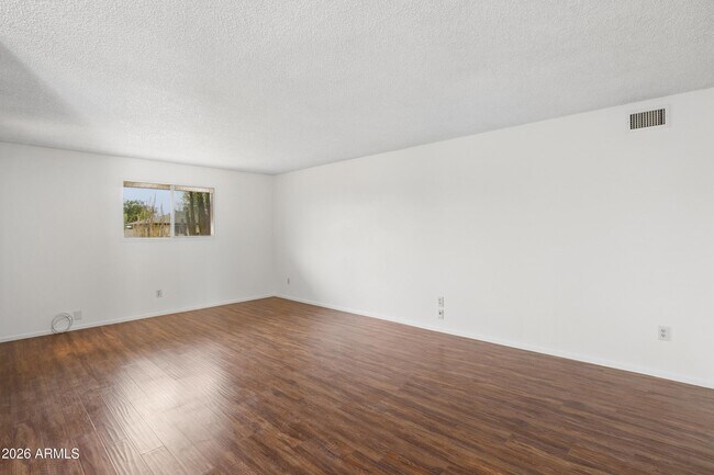 Building Photo - 1014 E Balboa Cir