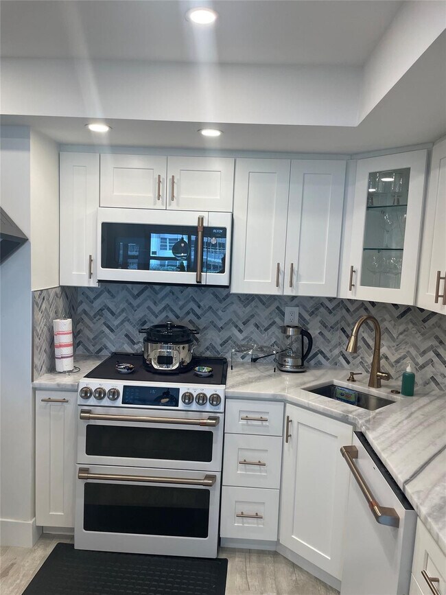 Building Photo - 3800 Galt Ocean Dr