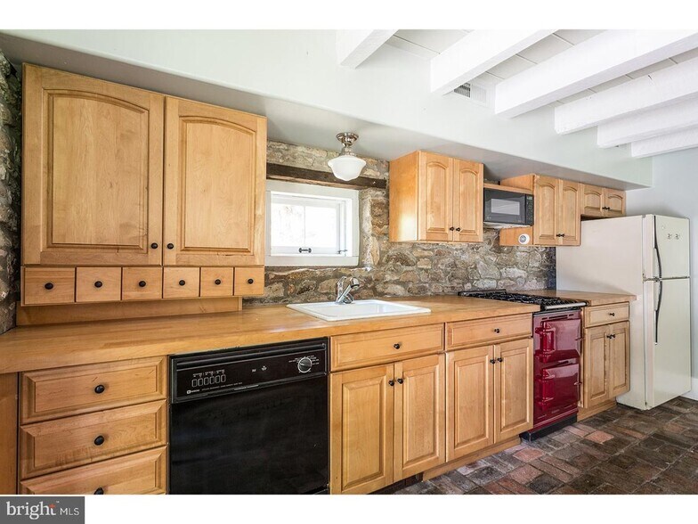 Building Photo - 6054 Honey Hollow Rd