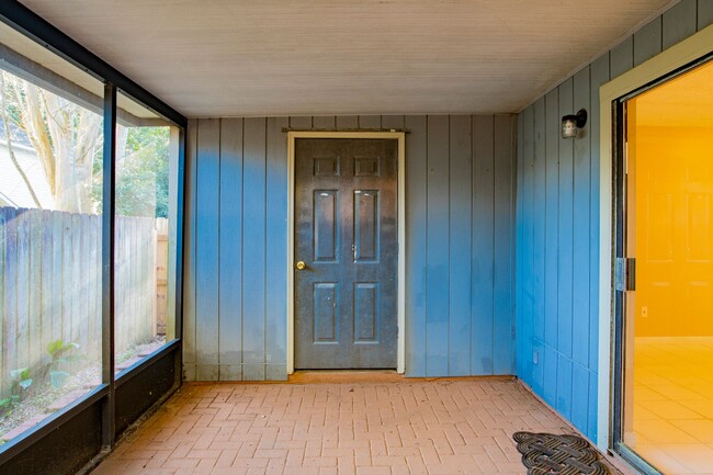 Building Photo - Great Townhouse in Central Pensacola
