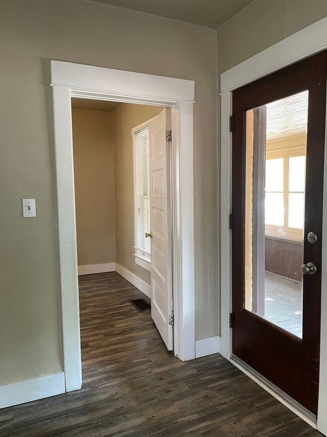 Building Photo - Cute 2 Bed 1 Bath Close to Old Town Fort C...