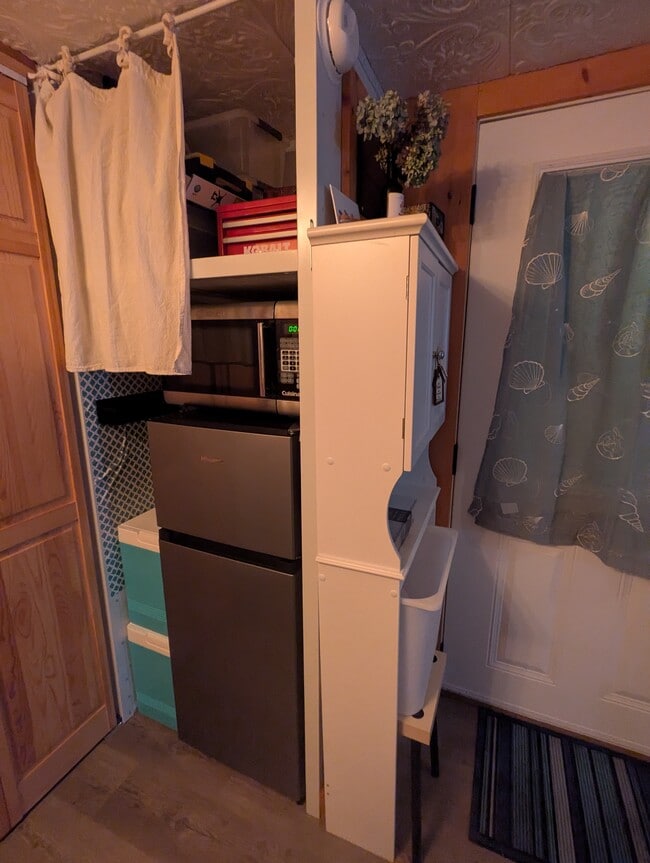 Building Photo - 16 Pine St