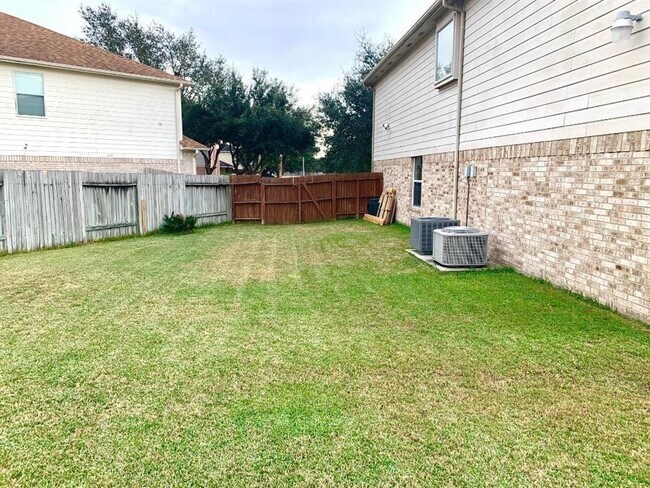 Building Photo - 3927 Flatwood Dr