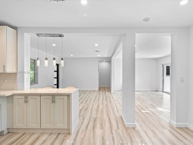 Building Photo - 5406 S Le Jeune Rd