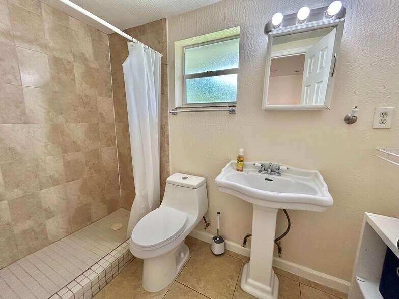 Bathroom - 4221 SW 36th St