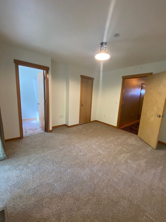 Building Photo - 3 Bedroom | 2 1/2 Bath Townhouse in The Dalles, OR.