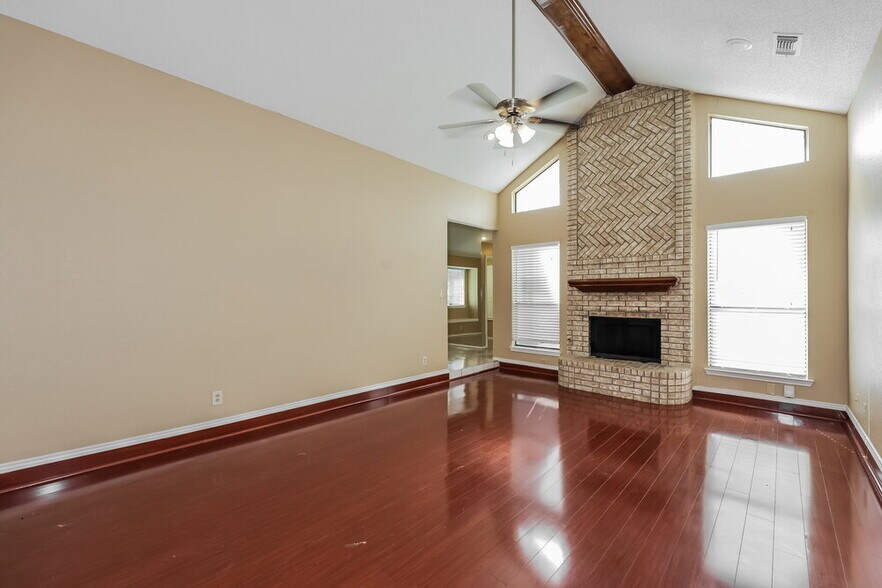Building Photo - 544 De Soto Dr
