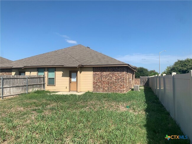 Building Photo - 502 Creekside Cir