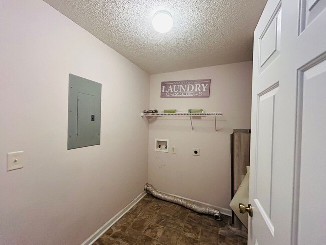 Building Photo - Beautiful Maintenance free 2 bedroom 2 bat...