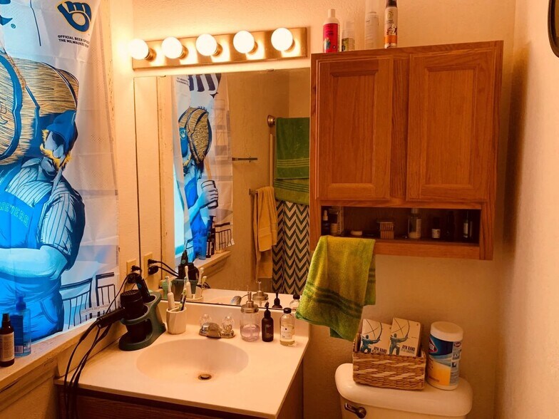 Building Photo - 817 E Johnson St