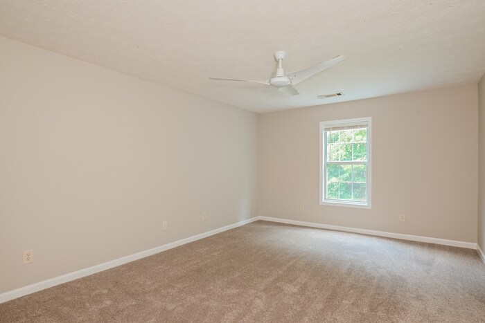 Building Photo - 2898 Zingara Rd NE