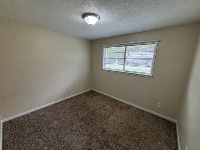 Building Photo - Available now FOR RENT in Dothan, AL!!